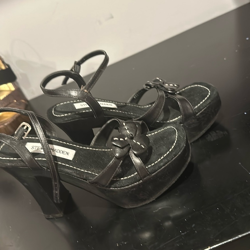 Steve Madden women’s black leathered upper shoe size 6